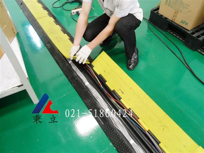 首页 上海秉立橡塑制品厂 产品展厅 橡胶线槽板